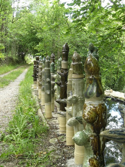 Martine Diersé, "Palissade" devant le bassin du Pin, grès émaillé, 2014.