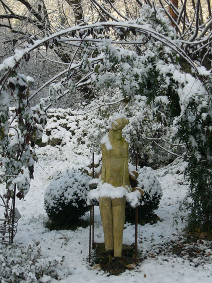 Jardins du Château du Pin sous la neige. Sculpture de Martine Diersé dans le Jardin des Ecuries brûlées.