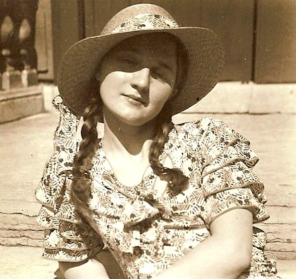 Colette Bonzo à 17 ans, à Paris.