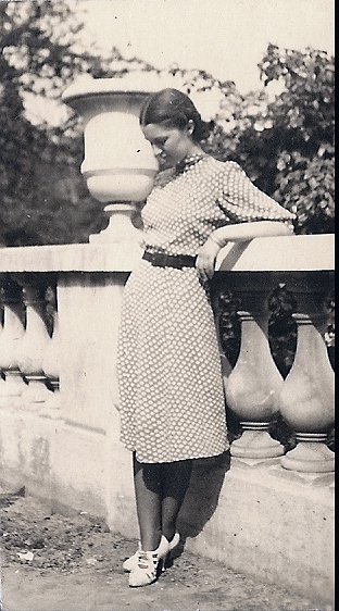 Colette Bonzo à 20 ans, dans les jardins du Luxembourg, à Paris.