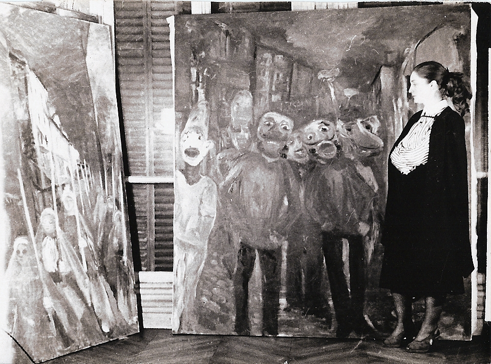 Colette Bonzo dans son atelier parisien en 1952, avec deux de ses tableaux peints la même année : à gauche, "Les Communiantes rouges", à droite "Le Carnaval" (photo Jean-Pierre Cambier).