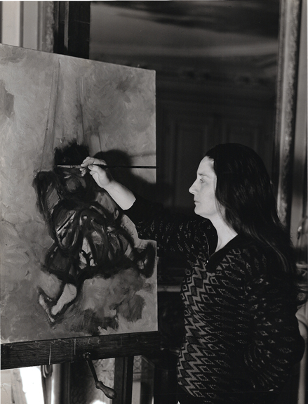 Colette Bonzo dans son atelier parisien en 1962. Sur le chevalet "Le Polichinelle" (photo Cauvin).