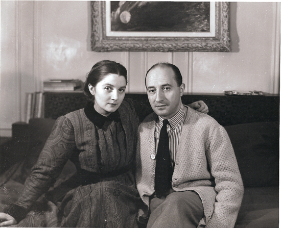 Colette Bonzo et son mari dans leur appartement de la rue Richer à Paris en 1947.