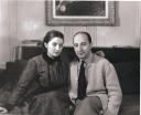 Colette Bonzo et son mari Elie Bontzolakis en 1947 dans leur appartement de la rue Richer, à Paris (Photo Cauvin).
