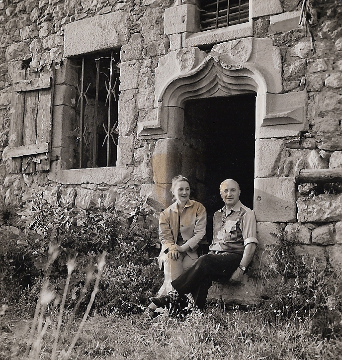 Avec son mari, au Château du Pin en 1959.