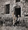 Colette Bonzo et son mari Elie Bontzolakis en 1959 devant le Château du Pin (photo Jean-Pierre Cambier).