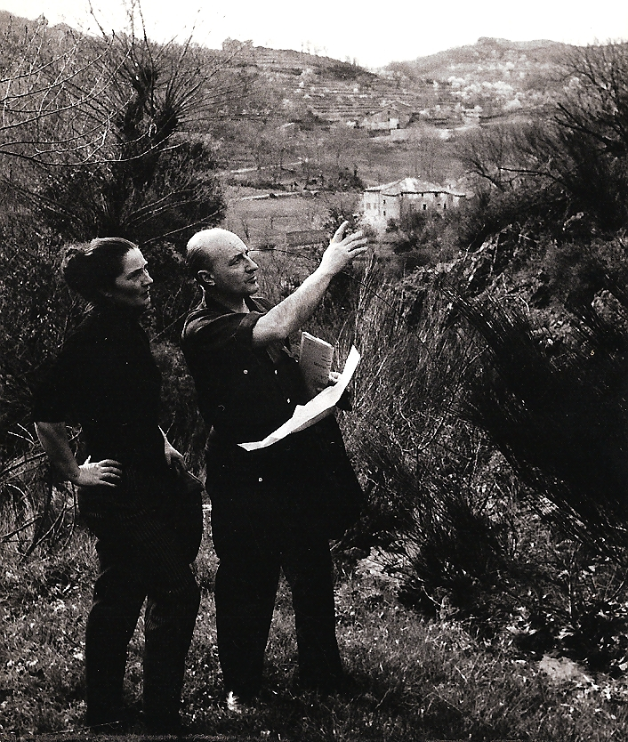 Avec son mari sur les collines de Fabras. Au fond, le Château du Pin.