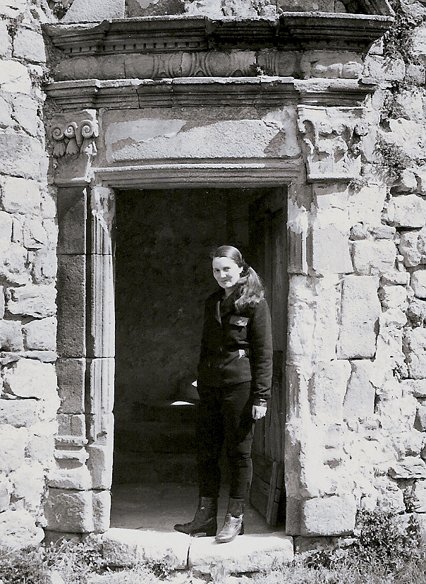 Devant la porte Renaissance du Château du Pin en 1960.