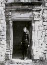 Colette Bonzo devant le Château du Pin en 1960 (Photo Dauphiné Libéré)